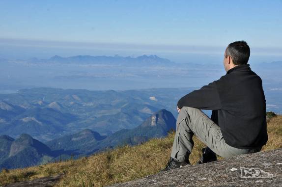Admirando a vista da Baía da Guanabara do alto do Parque Nacional da Serra dos Órgãos, no Rio de Janeiro